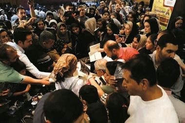 رئیس‌جمهور جایزه سرمایه‌گذار برتر نیروگاه‌های خورشیدی کشور را به گروه فولاد مبارکه اهدا کرد