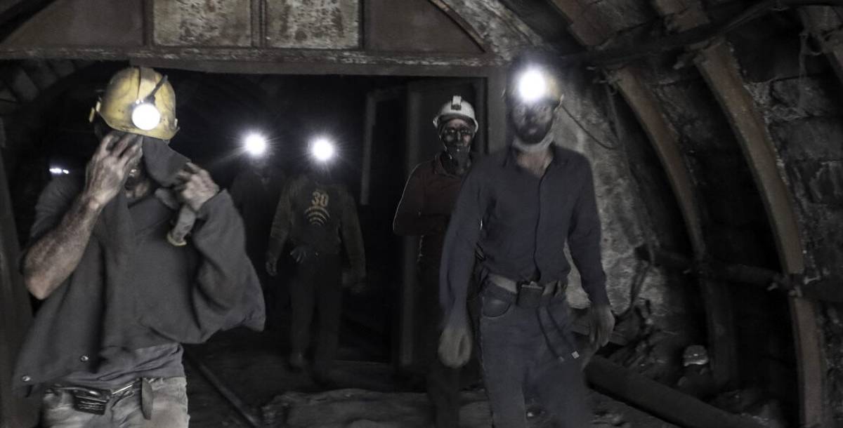 دود تجهیزات قدیمی معادن در چشم معدنکاران