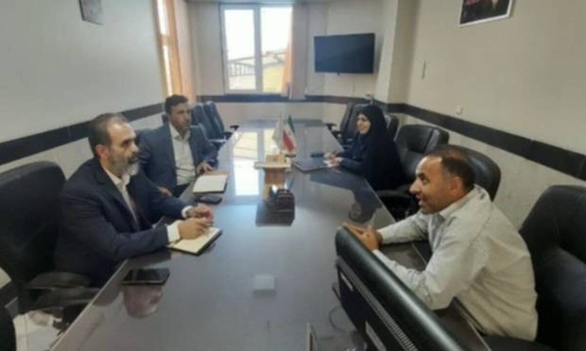 دیدار مدیر بیمه دی در اصفهان از جانباز ۷۰ درصد و خانواده شهدای تیران و کرون