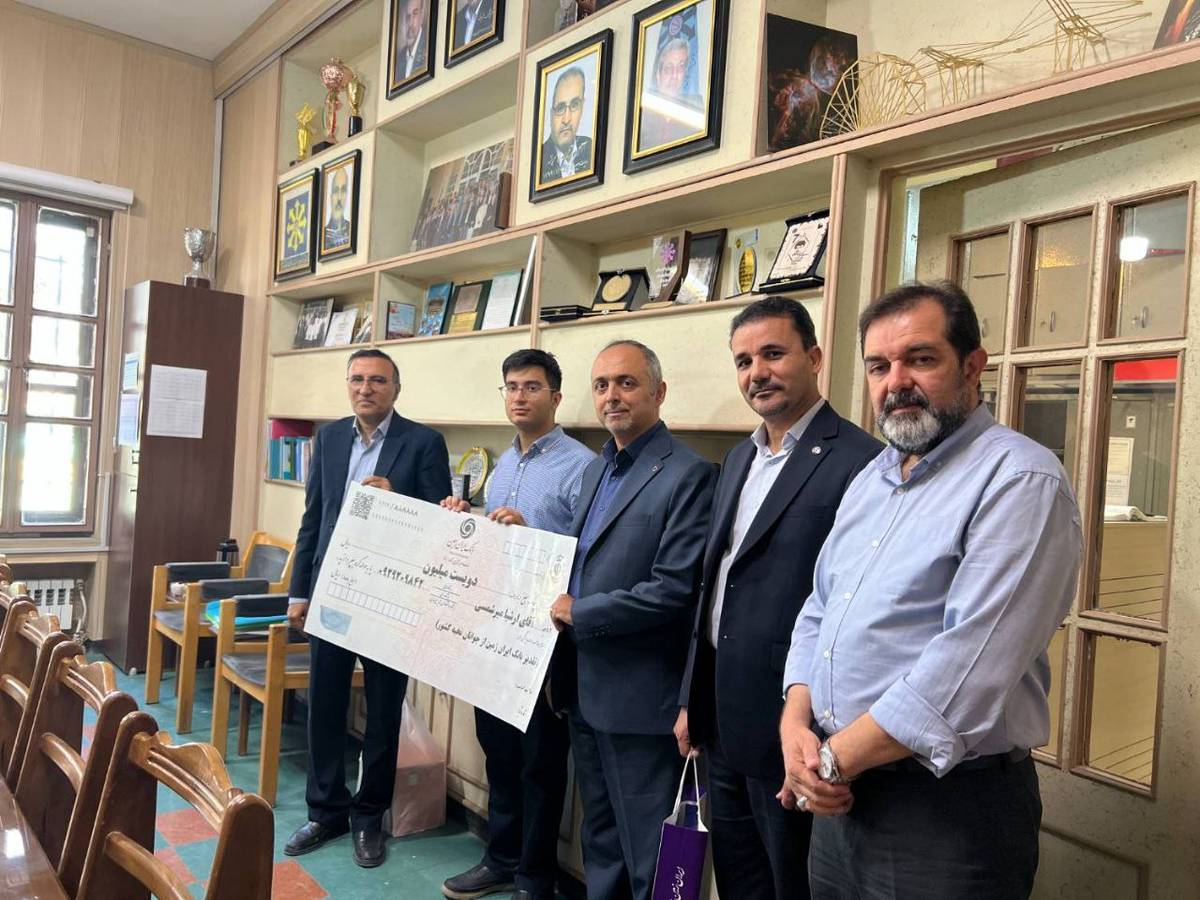 تقدیر بانک ایران‌زمین از دارنده مدال المپیاد جهانی نجوم