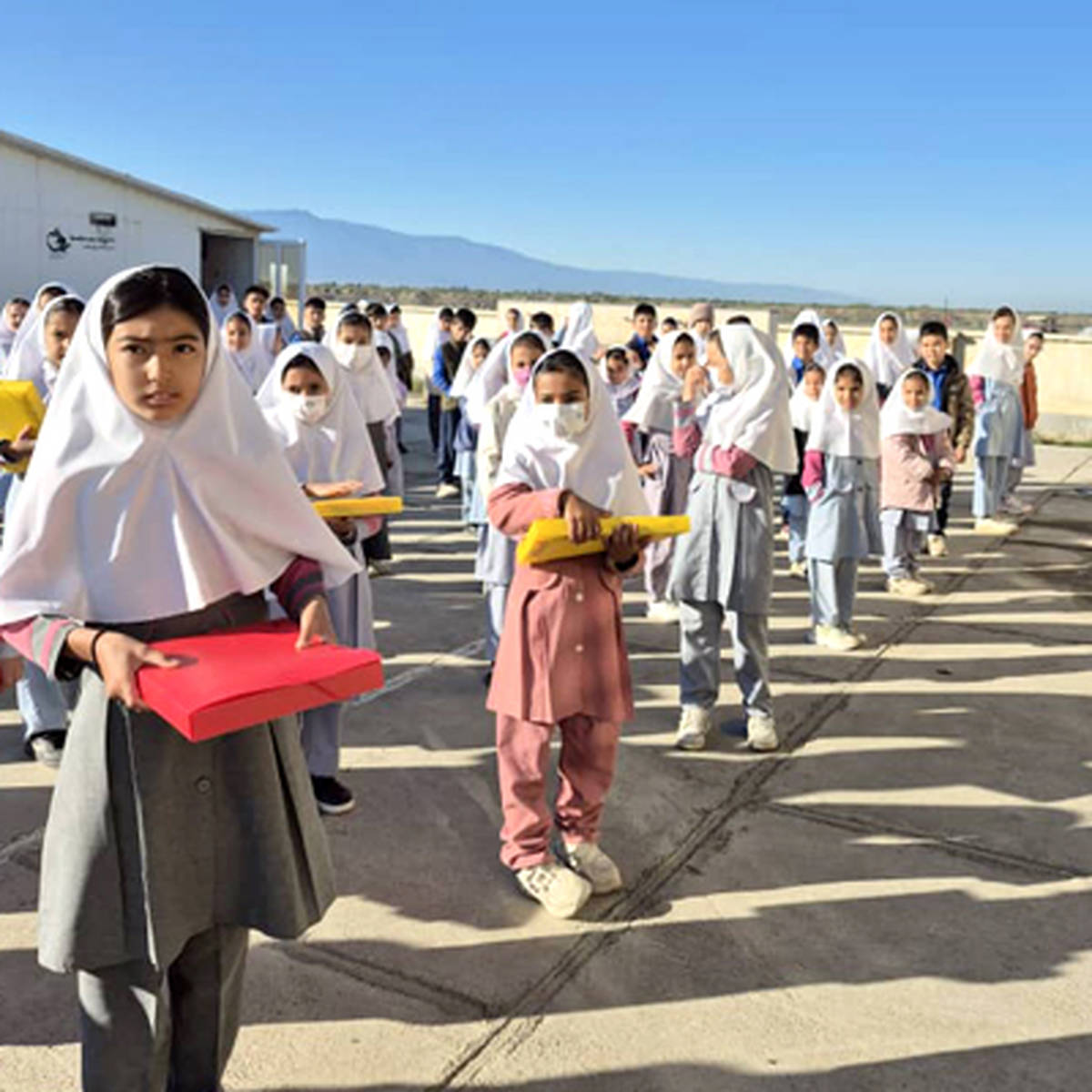 بانک اقتصادنوین ۴۷۰۰ پک نوشت‌افزار را به مناسبت روز دانش‌آموز اهدا کرد