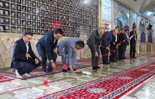 ادای احترام مدیرعامل بانک مسکن و هیات همراه به مقام شهدا/تاکید دکتر خورسندیان بر تلاش در جهت سربلندی ایران اسلامی