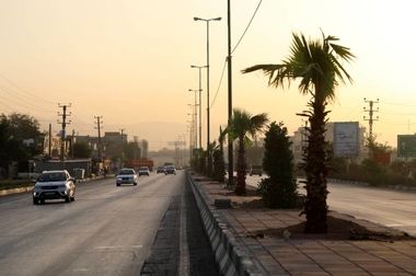  بزرگراه شهید هاشمی با ۲۱۶ پرچم، تمثال شهدا و نورپردازی ویژه آراسته شد