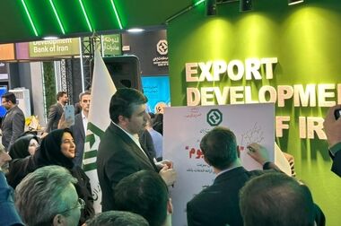  بازدید رییس کمیسیون اقتصادی مجلس از غرفه اگزیم بانک ایران در نمایشگاه صنعت مالی