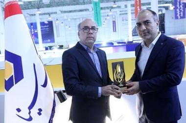 اهدای تندیس هفتمین نمایشگاه و همایش تخصصی نفت، گاز، پتروشیمی و پالایش به گروه اقتصادنوین
