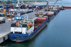 ثبت رکورد تخلیه و بارگیری ۱۴ هزار تنی کالا در یک روز در منطقه آزاد انزلی