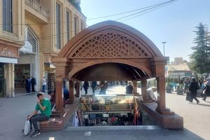نصب سردر جدید  بازارچه زیرگذر میدان تجریش، با معماری سنتی