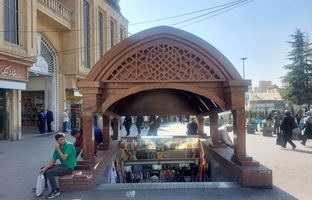 نصب سردر جدید  بازارچه زیرگذر میدان تجریش، با معماری سنتی