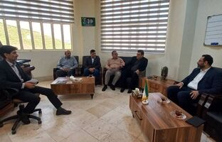 انعقاد قرارداد بیمه دی با شهرداری دوره چگنی لرستان / حضور مدیر بیمه دی استان در منزل شهدا