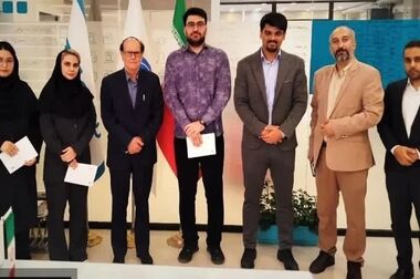 تندیس و لوح ویژه «ارتباطات رسانه‌ای در بحران» به بیمه دی رسید