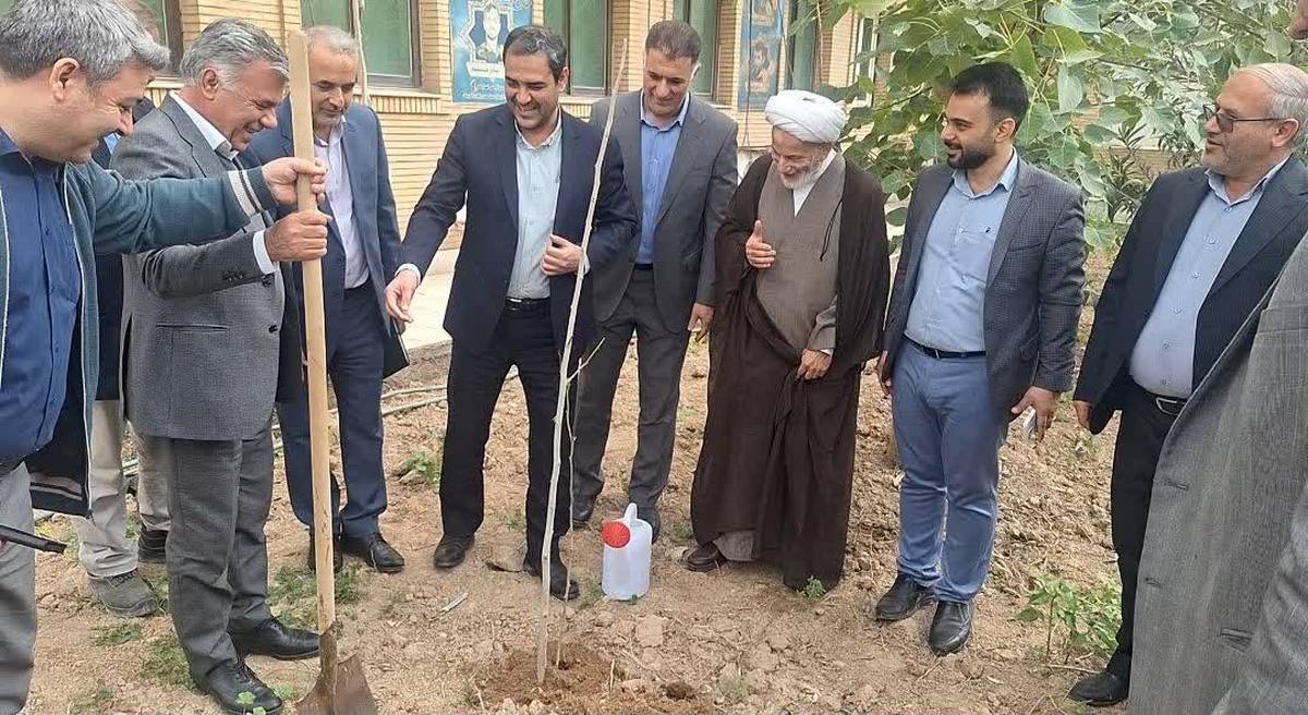 گرامیداشت روز درختکاری با کاشت نهال توسط رئیس سازمان زمین‌شناسی و اکتشافات معدنی کشور در خوزستان