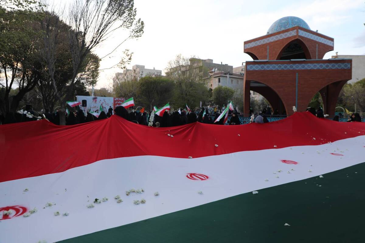 اجتماع بزرگ دانش آموزان منطقه۹ زیر سایه پرچم مقدس جمهوری اسلامی