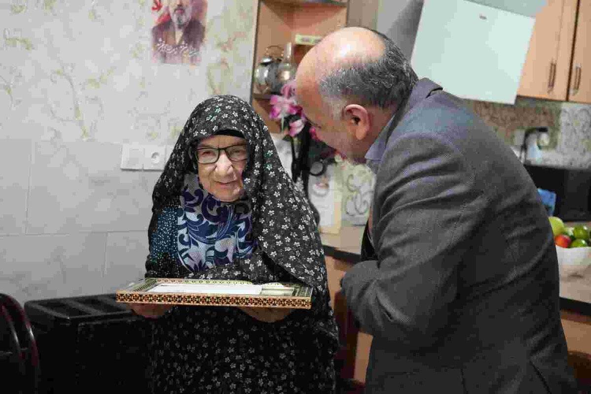 از سرکشی به خانواده معظم شهدا تا بوسه بر چادر مادر شهید