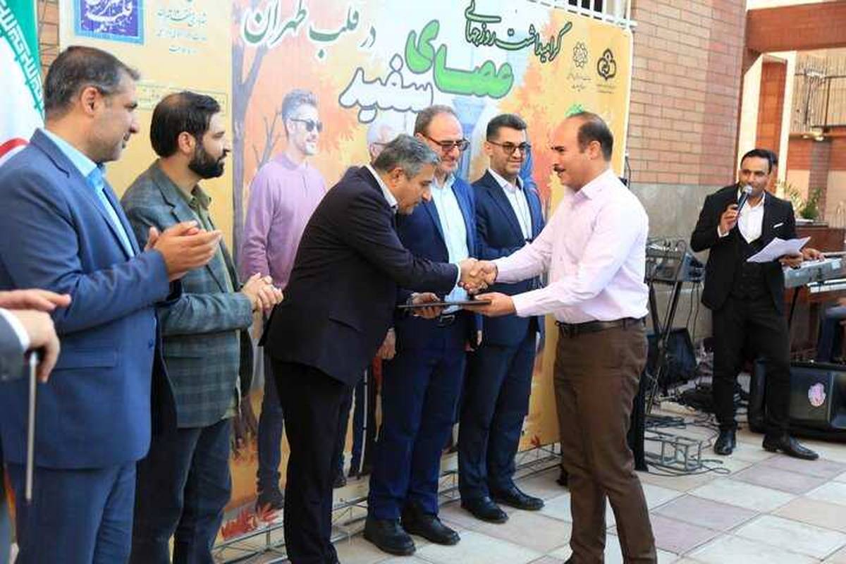 تجلیل شهردار منطقه۱۲ از رئیس پلیس راهور تهران 