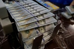 نسخه تیم اقتصادی دولت برای کشیدن ترمز دلار؛ هشدار کارشناسان