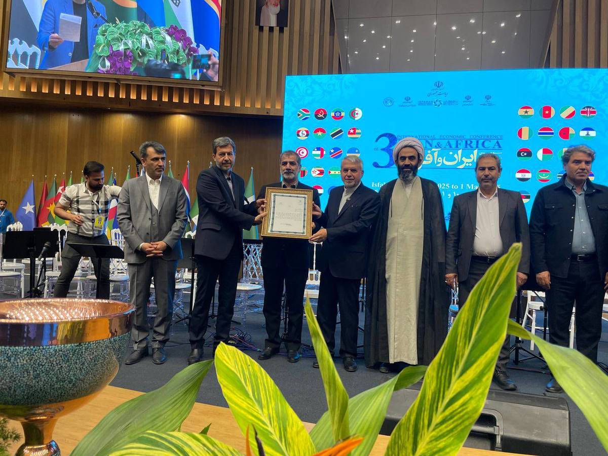 تجلیل از مدیرعامل بانک شهر در سومین اجلاس همکاری های ایران و آفریقا