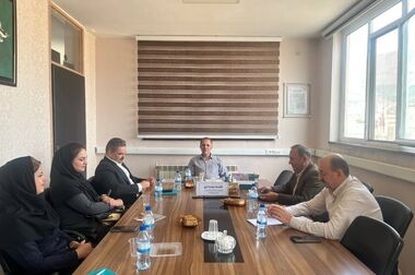 دیدار مدیر بیمه دی در اصفهان از جانباز ۷۰ درصد و خانواده شهدای تیران و کرون