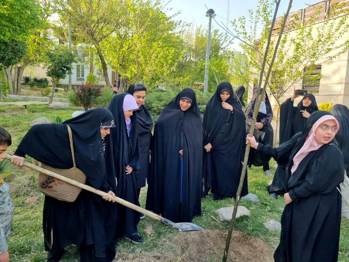 رویش نهال‌های ایستادگی در بوستان مادر منطقه2
