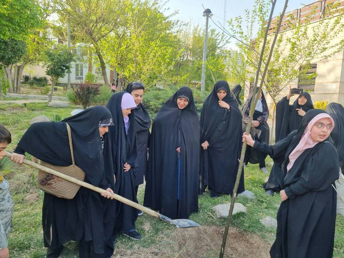 رویش نهال‌های ایستادگی در بوستان مادر منطقه2