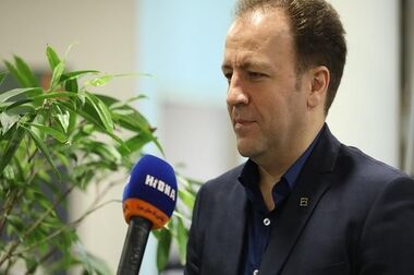 ادای احترام مدیرعامل بانک مسکن و هیات همراه به مقام شهدا/تاکید دکتر خورسندیان بر تلاش در جهت سربلندی ایران اسلامی