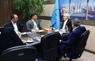 معاون اول رئیس‌جمهور با مدیران پتروشیمی شهید تندگویان دیدار کرد/ تأکید عارف بر بازسازی صنایع با رویکردی به‌روز و واقعی در حوزه پدافند غیرعامل