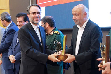 اعطای نشان زرین رضایت‌مندی مشتری به فولاد کاوه جنوب کیش