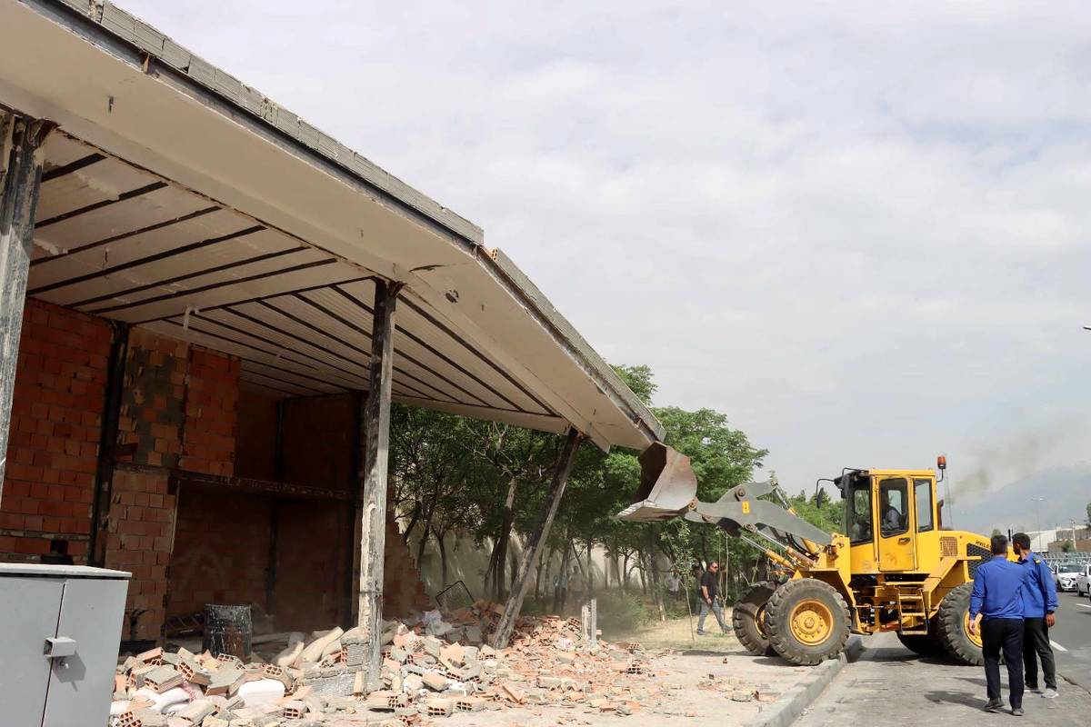 بیش از ۱۰ ساختمان غیر مجاز در شمال شرق تهران تخریب شد/ تداوم برخورد با ساخت و ساز غیرمجاز