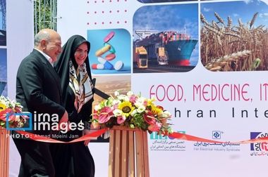  بازدید دبیر شورای عالی مناطق آزاد از غرفه ماکو در ششمین نمایشگاه لجستیک تهران