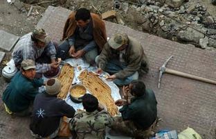  نگرانی طبقه کارگر از گرانی بنزین و حذف ارز ترجیحی/ چیزی از سفره کارگران باقی نمی‌ماند