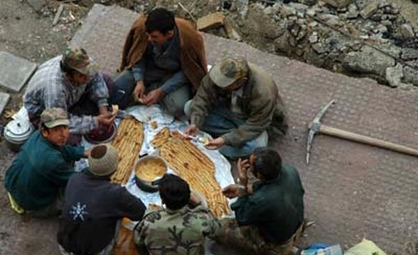  نگرانی طبقه کارگر از گرانی بنزین و حذف ارز ترجیحی/ چیزی از سفره کارگران باقی نمی‌ماند