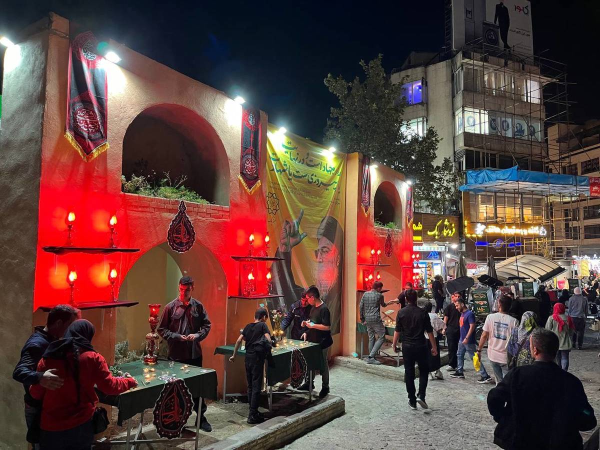 برپایی دیوار نمای مزین به تصویر شهید سید حسن نصرالله و شهدای مقاومت در میدان تجریش    