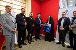 اهدای جایزه مرحله نخست قرعه‌کشی جشنواره «بیست و دو» بیمه ملت