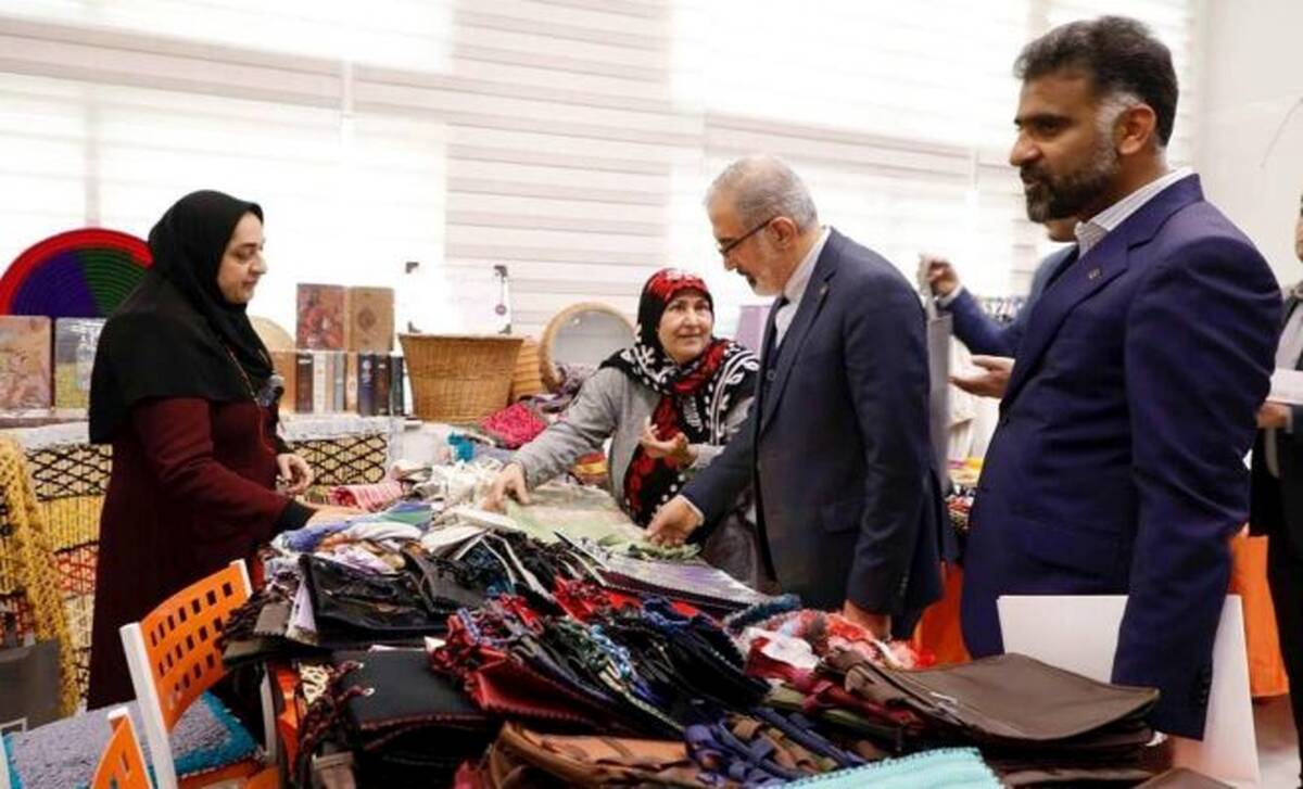 تجلیل دکتر خورسندیان از زنان سرپرست خانوار در سالروز ولادت حضرت زهرا (س) / اختصاص بخشی از منابع قرض‌الحسنه بانک مسکن به فعالیت های خیرخواهانه