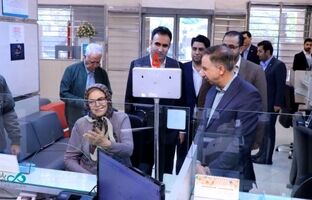مدیرعامل بانک دی در شرایط خاص پای صحبت مشتریان نشست
