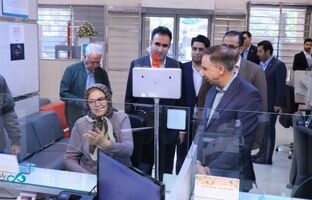 مدیرعامل بانک دی در شرایط خاص پای صحبت مشتریان نشست