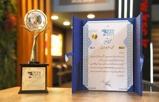 لوح تقدیر به عنوان شرکت برتر صادراتی در هفتمین نمایشگاه ایران اکسپو ۲۰۲۵ به غرفه شرکت فولاد خوزستان رسید