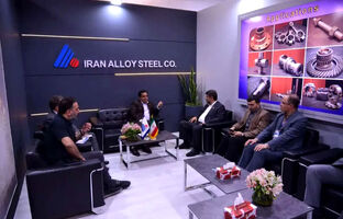 مهندس محمد کمال‌زاده، مدیرعامل شرکت فولاد آلیاژی ایران در غرفه این شرکت حضور یافت