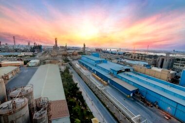 معاون اول رئیس‌جمهور با مدیران پتروشیمی شهید تندگویان دیدار کرد/ تأکید عارف بر بازسازی صنایع با رویکردی به‌روز و واقعی در حوزه پدافند غیرعامل