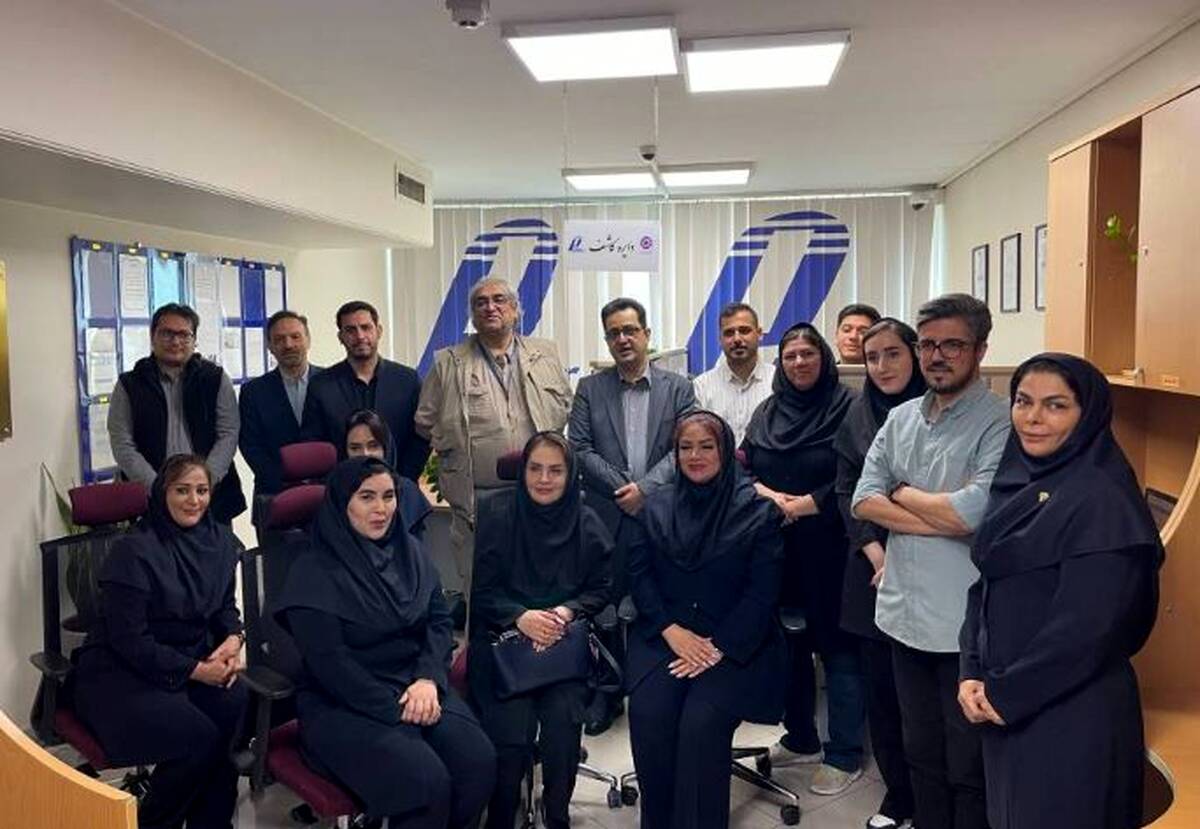 تقدیر مدیر امور روابط عمومی بانک ایران زمین از کارشناسان مرکز ارتباط با مشتریان