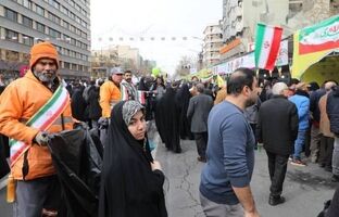 پاکسازی ۱/۵ کیلومتر از مسیر راهپیمایی ۲۲ بهمن