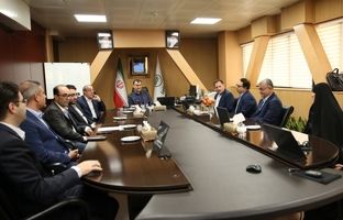 تکریم یادگاران شهدا در بیمه البرز به مناسبت هفته دفاع مقدس