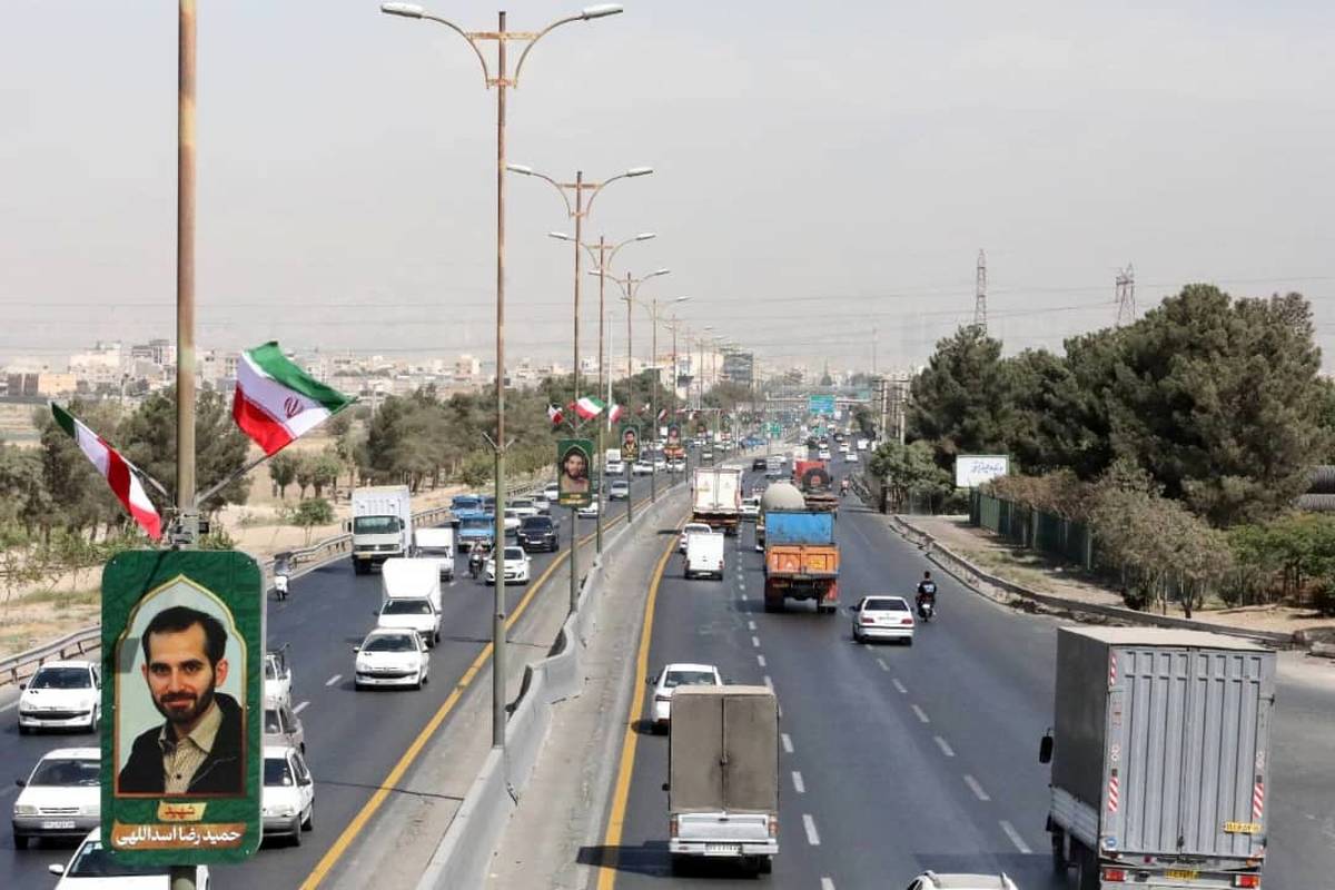  بزرگراه شهید هاشمی با ۲۱۶ پرچم، تمثال شهدا و نورپردازی ویژه آراسته شد