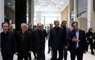 استاندار کرمانشاه به همراه دکتر پرتوافکنان عضو هیأت مدیره بانک سپه با حضور در بیمارستان حکیم از بخش‌های مختلف این مرکز درمانی بازدید کردند