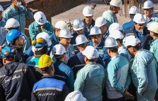 کارگران گروه فولاد مبارکه همراهان وفادار جبهه صنعت و دلگرمی دوران گذار از بازسازی