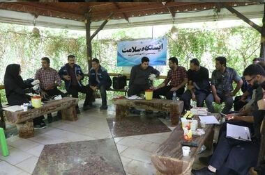 رونمایی از ویژه نامه آهینه در مراسم گرامیداشت روز کارگر