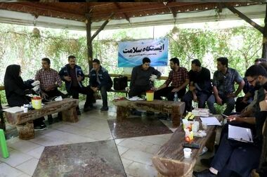 رونمایی از ویژه نامه آهینه در مراسم گرامیداشت روز کارگر