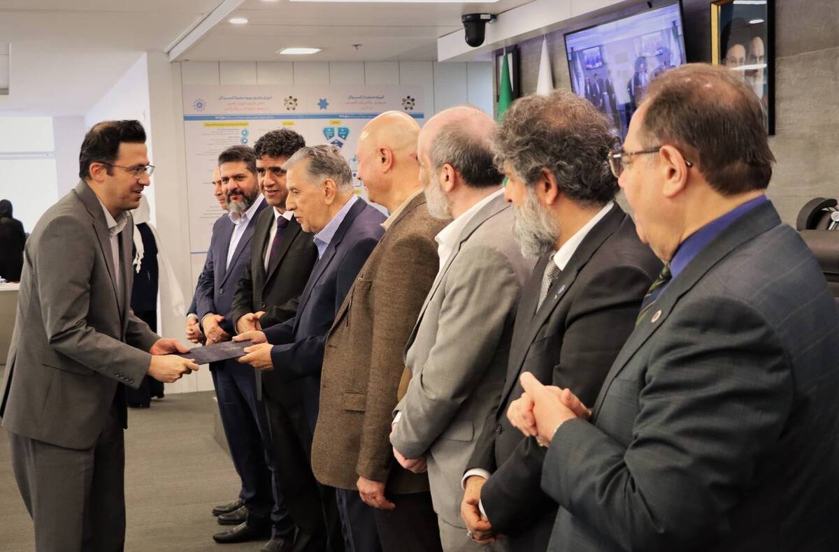 دریافت لوح سپاس برای «تدوین سند استراتژی بیمه دی» در جشنواره ملی بهره‌وری