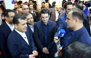 بازدید معاون علمی و فناوری رئیس جمهور از غرفه بیمه البرز در نمایشگاه پتروشیمی