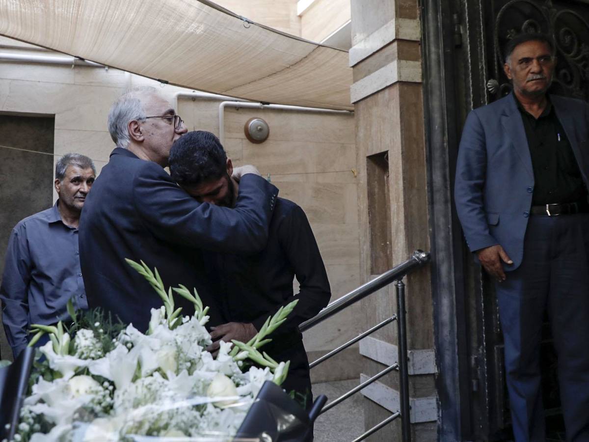 ابراز همدردی مدیرعامل بانک مسکن با خانواده حسین سبزبان