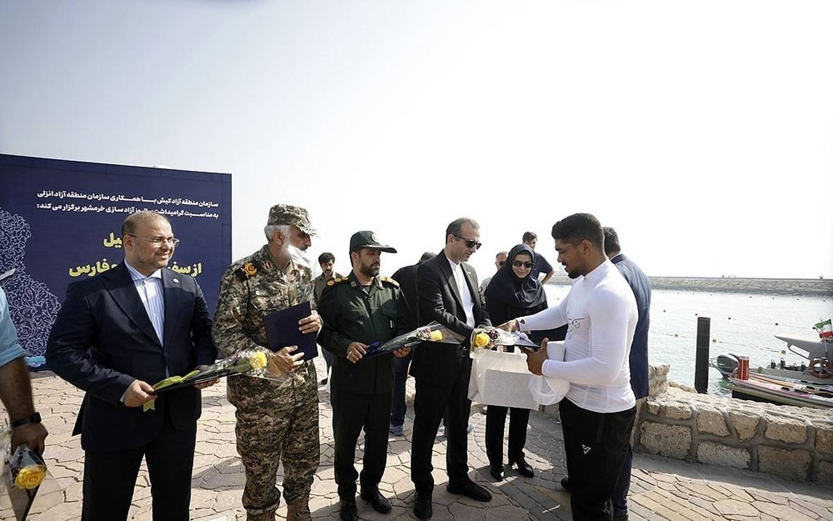 حرکت نمادین پاروزنان به مناسبت سالروز آزادسازی خرمشهر